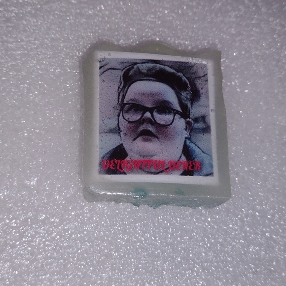 STRANGER THINGS 5 "DELIGHTFUL DEREK" 80'S GLOW ART PIN - Picture 3 of 11